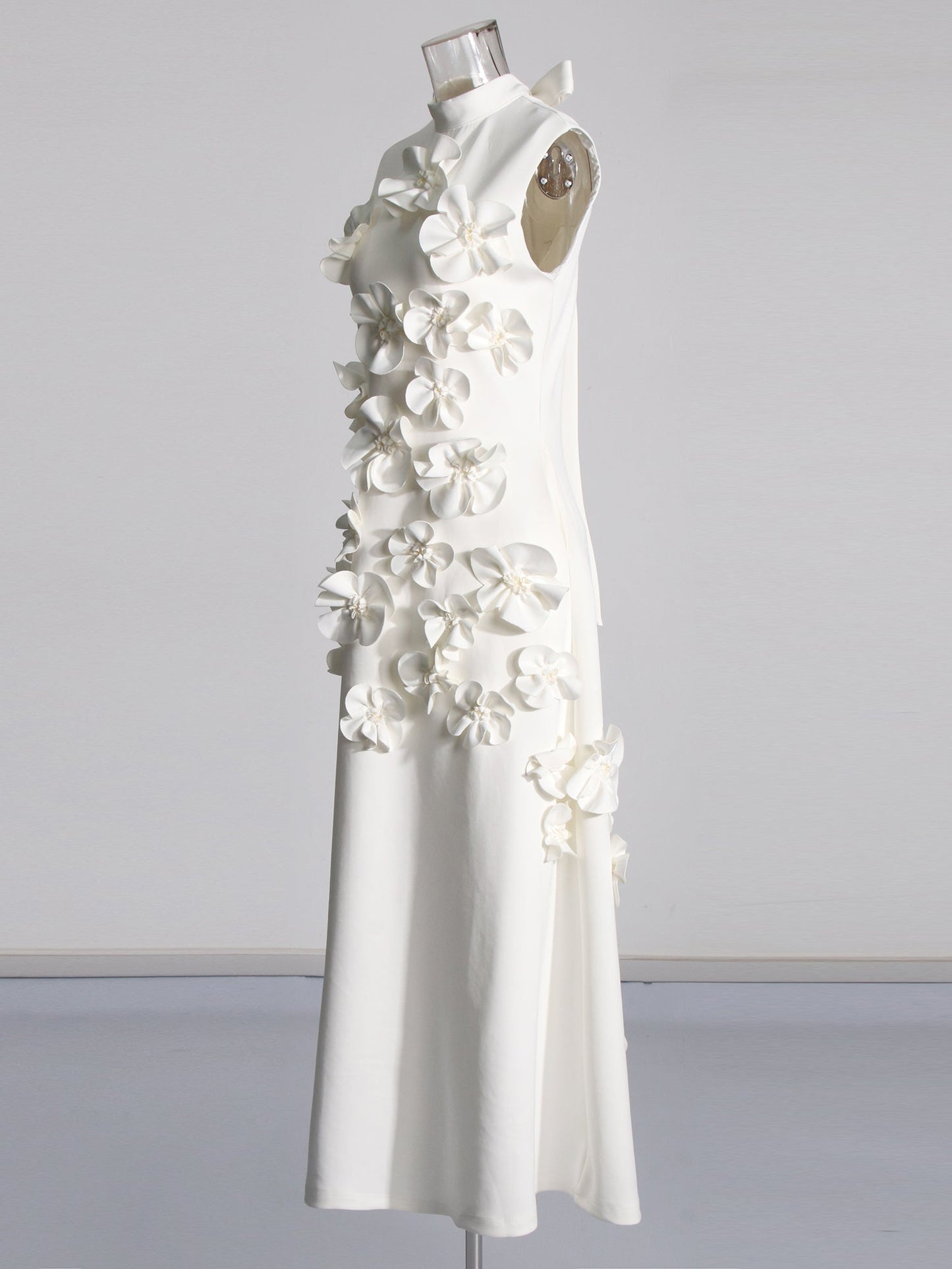 Elegant White Maxi Dress with 3D Floral Appliqués - SISPELL