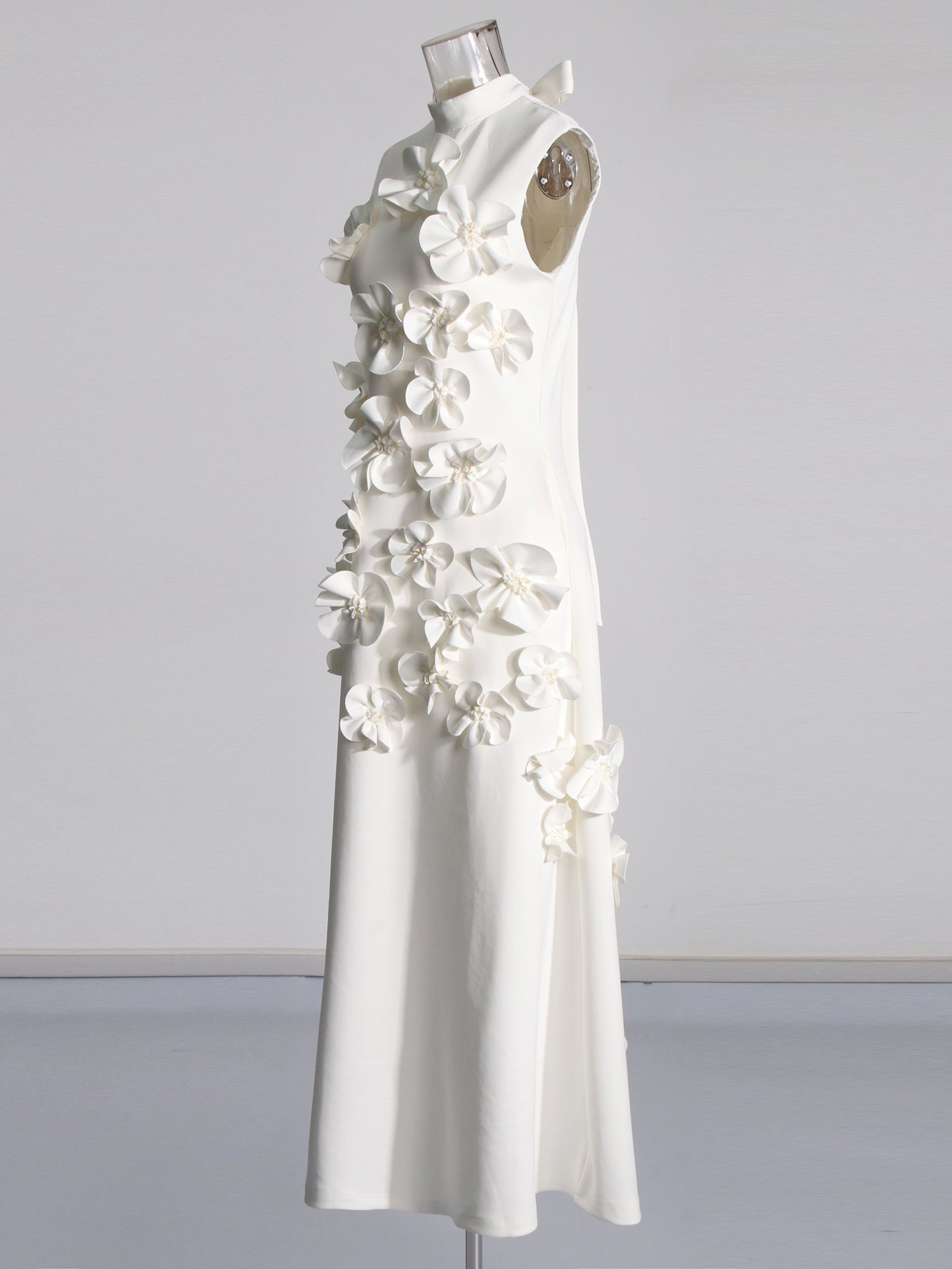 Elegant White Maxi Dress with 3D Floral Appliqués - SISPELL