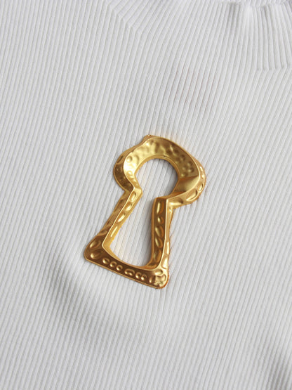 Elegant White Sleeveless Top with Gold Keyhole Accent - SISPELL